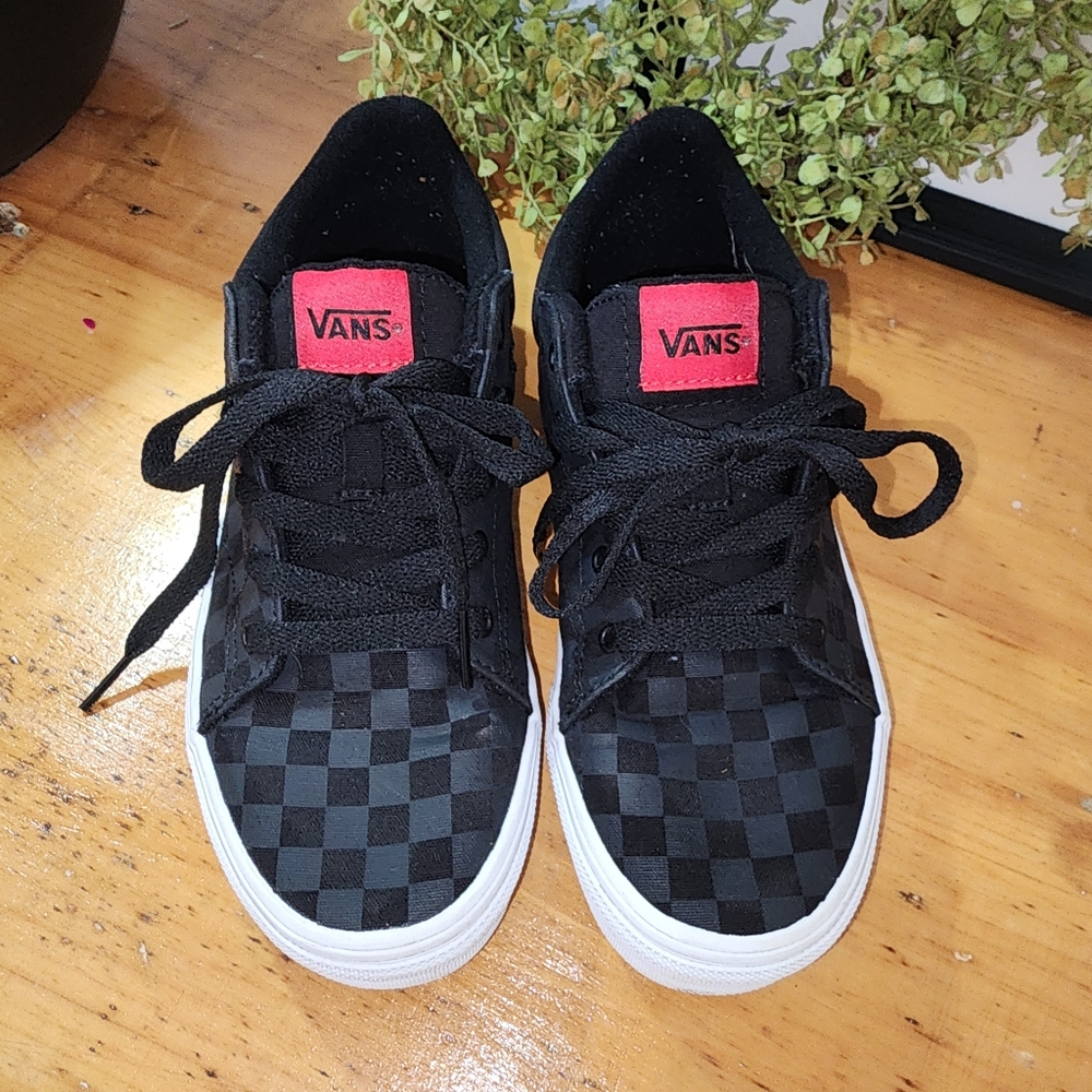 LIKE NEW Vans Off The Wall Seldan Checkerboard  Skate Shoes US Youth 4